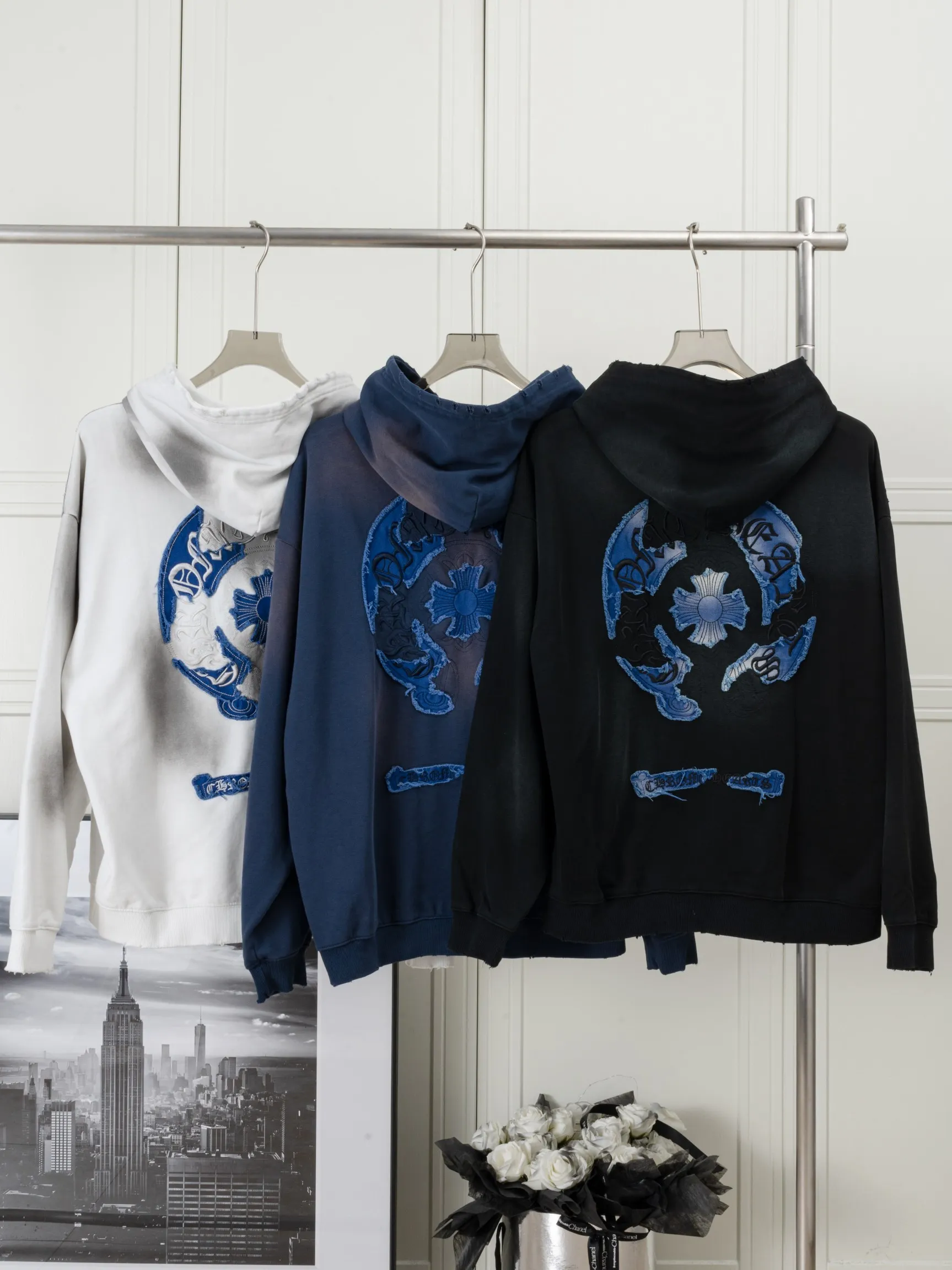 P310 CHROME HEARTS Hooded Sweatshirt - Size: XS, S, M, L - Color: Navy blue, white, black. Made of comfortable and skin-friendly fabrics, it feels unrestricted when worn. The details are finely crafted and the colors are harmonious. The back is embroidered with classic Crocodile heart elements, making it highly recognizable and trendy. Strictly controlled from material selection to production, it is a dazzling item that highlights personality and quality and interprets trendy attitude.
